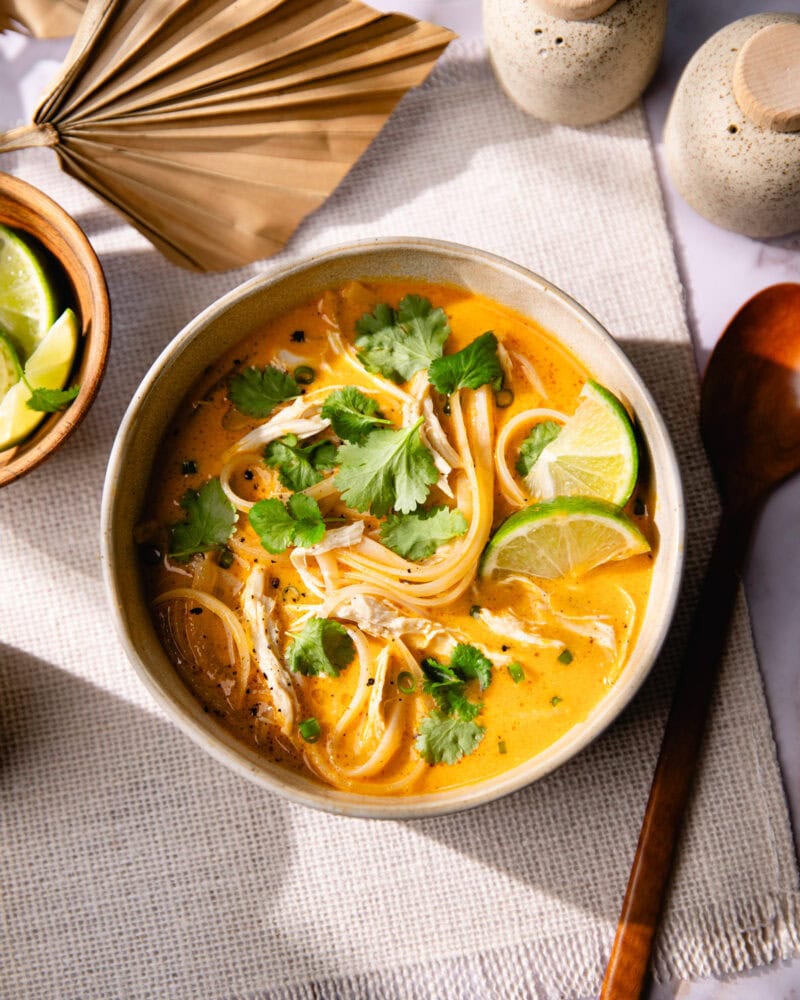 La soupe thaï au poulet, un bol de douceur au curry rouge !