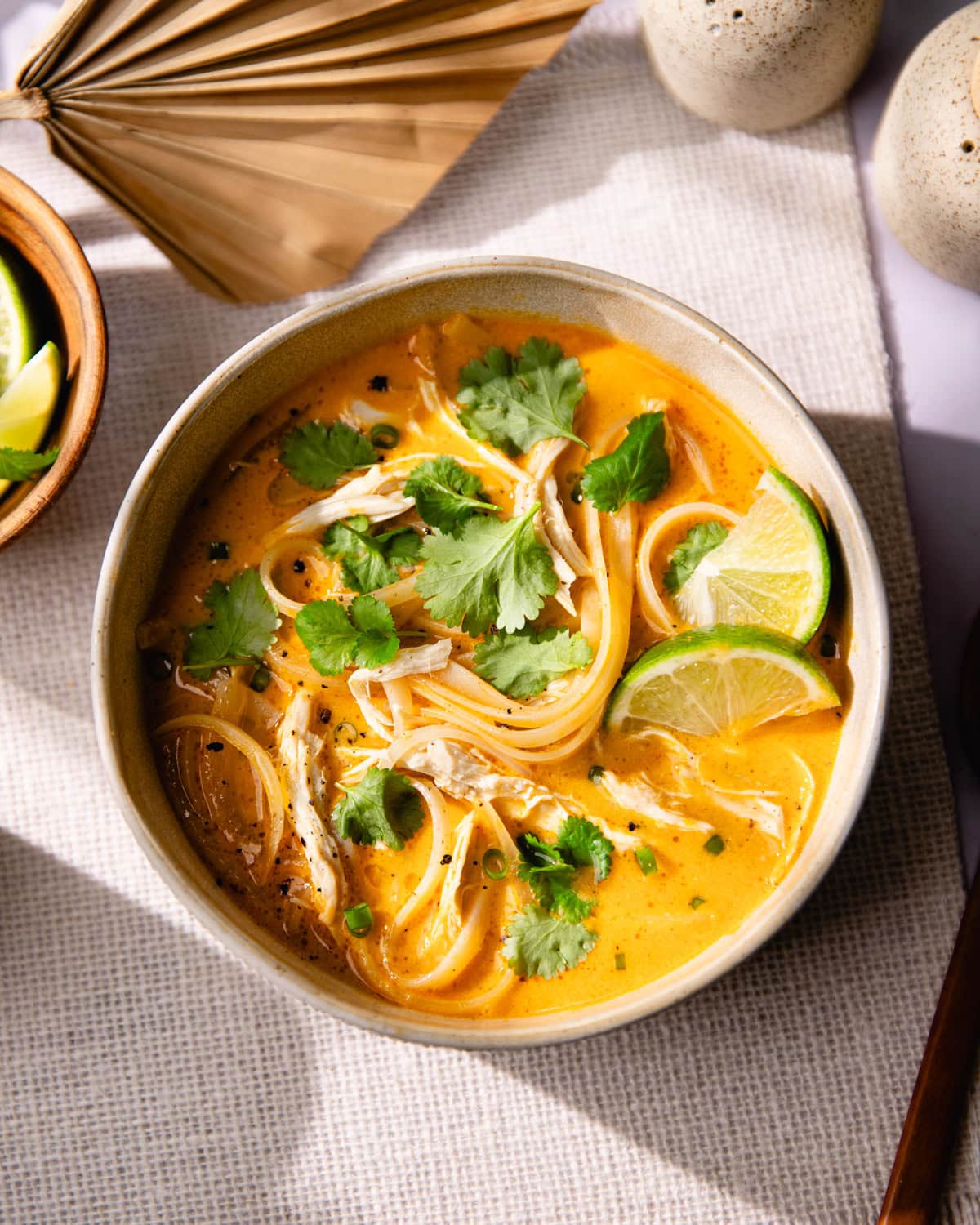 Bol de soupe thaï au poulet et curry rouge