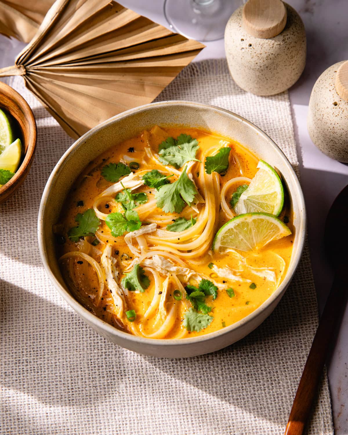 Bol de soupe thaï au poulet et curry rouge