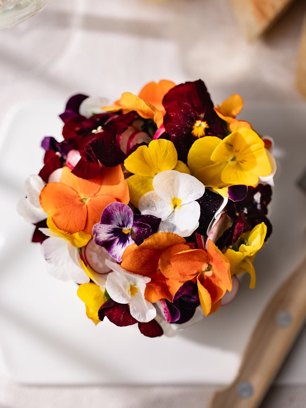 Brillat-Savarin fourré au mascaprone truffé, décoré de fleurs comestibles comme chez Tableaux Paris