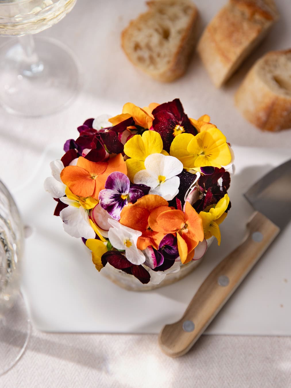 Brillat-Savarin fourré au mascaprone truffé, décoré de fleurs comestibles comme chez Tableaux Paris