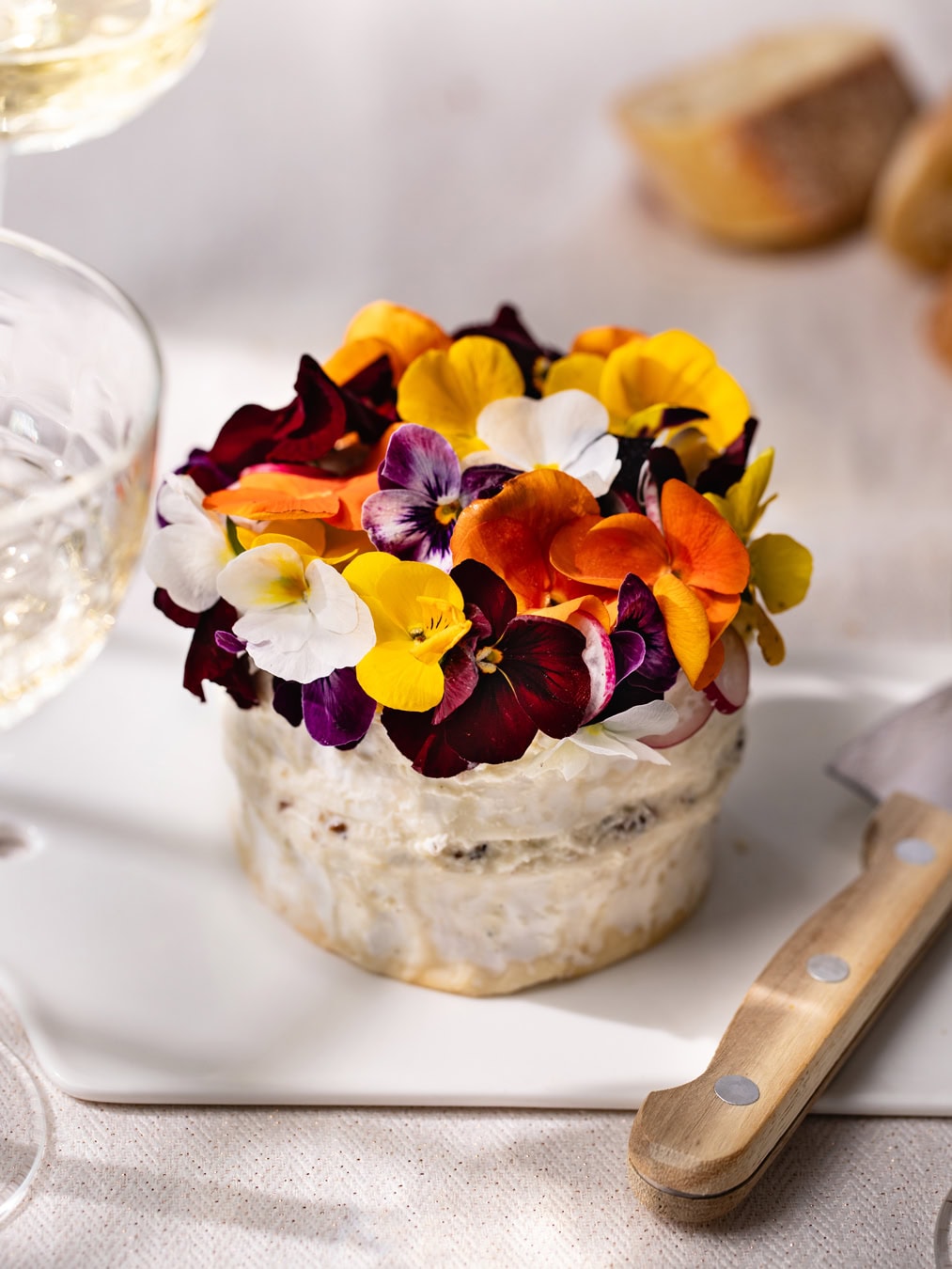 Brillat-Savarin fourré au mascaprone truffé, décoré de fleurs comestibles comme chez Tableaux Paris