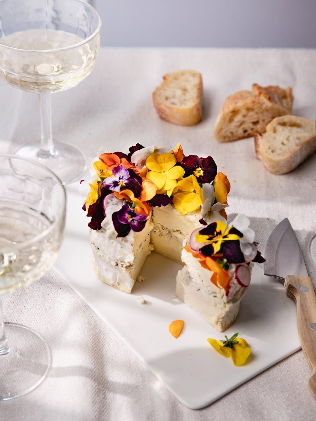 Brillat-Savarin fourré au mascaprone truffé, décoré de fleurs comestibles comme chez Tableaux Paris