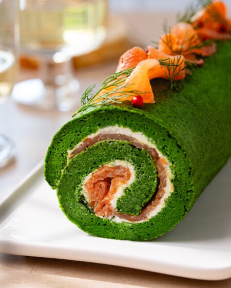 Entrée de fête sans stress, la bûche salée roulée au saumon fumé