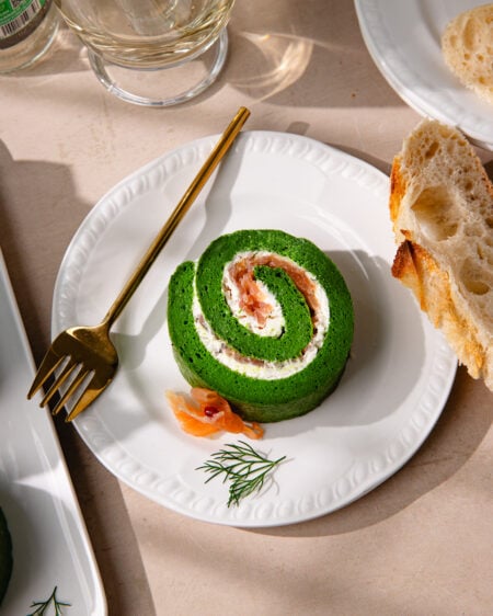 Entrée de fête sans stress, la bûche salée roulée au saumon fumé