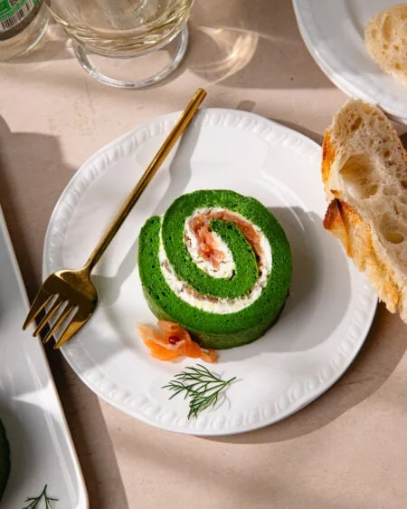 Entrée de fête sans stress, la bûche salée roulée au saumon fumé