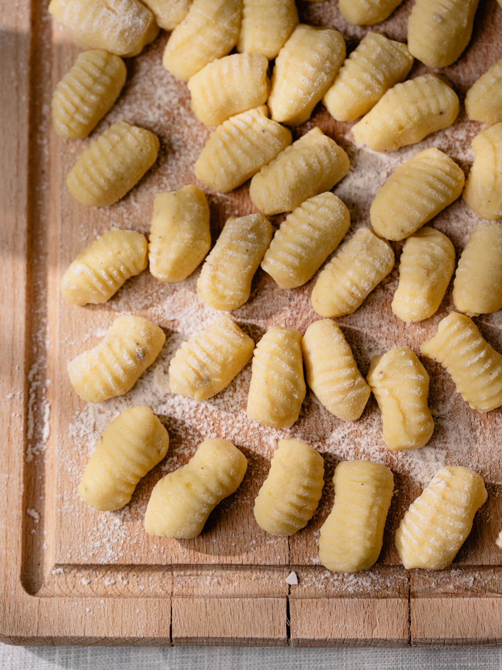 Gnocchi maison sur une planche de bois