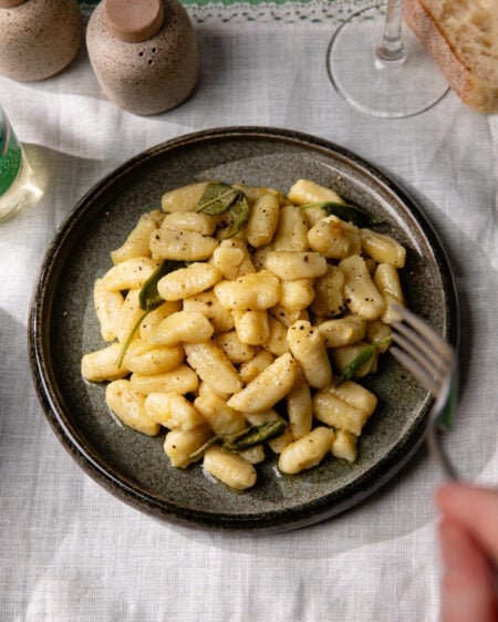 Gnocchi maison faciles au beurre de sauge, moelleux et parfumés !