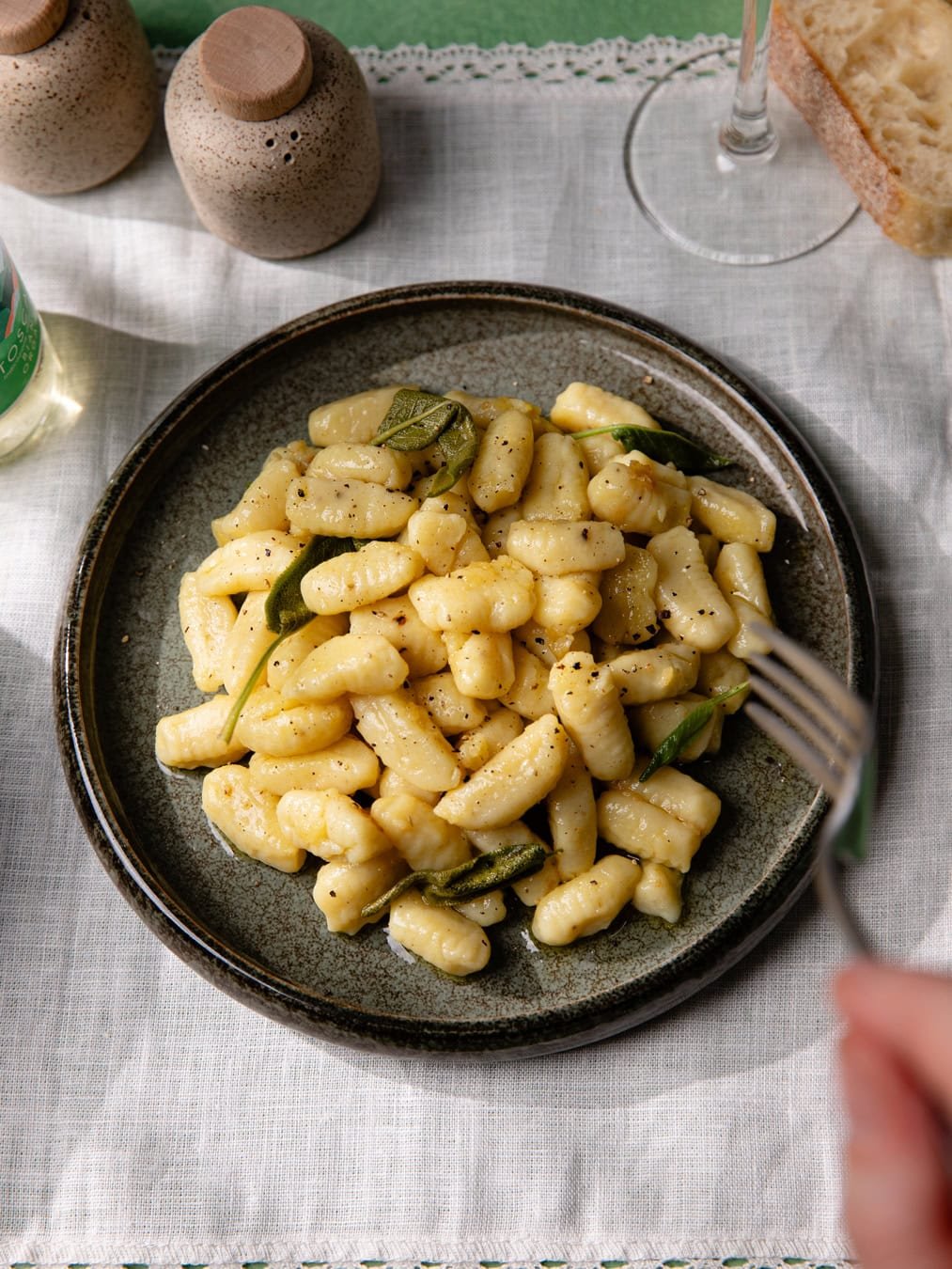 Gnocchi maison faciles au beurre de sauge, moelleux et parfumés !