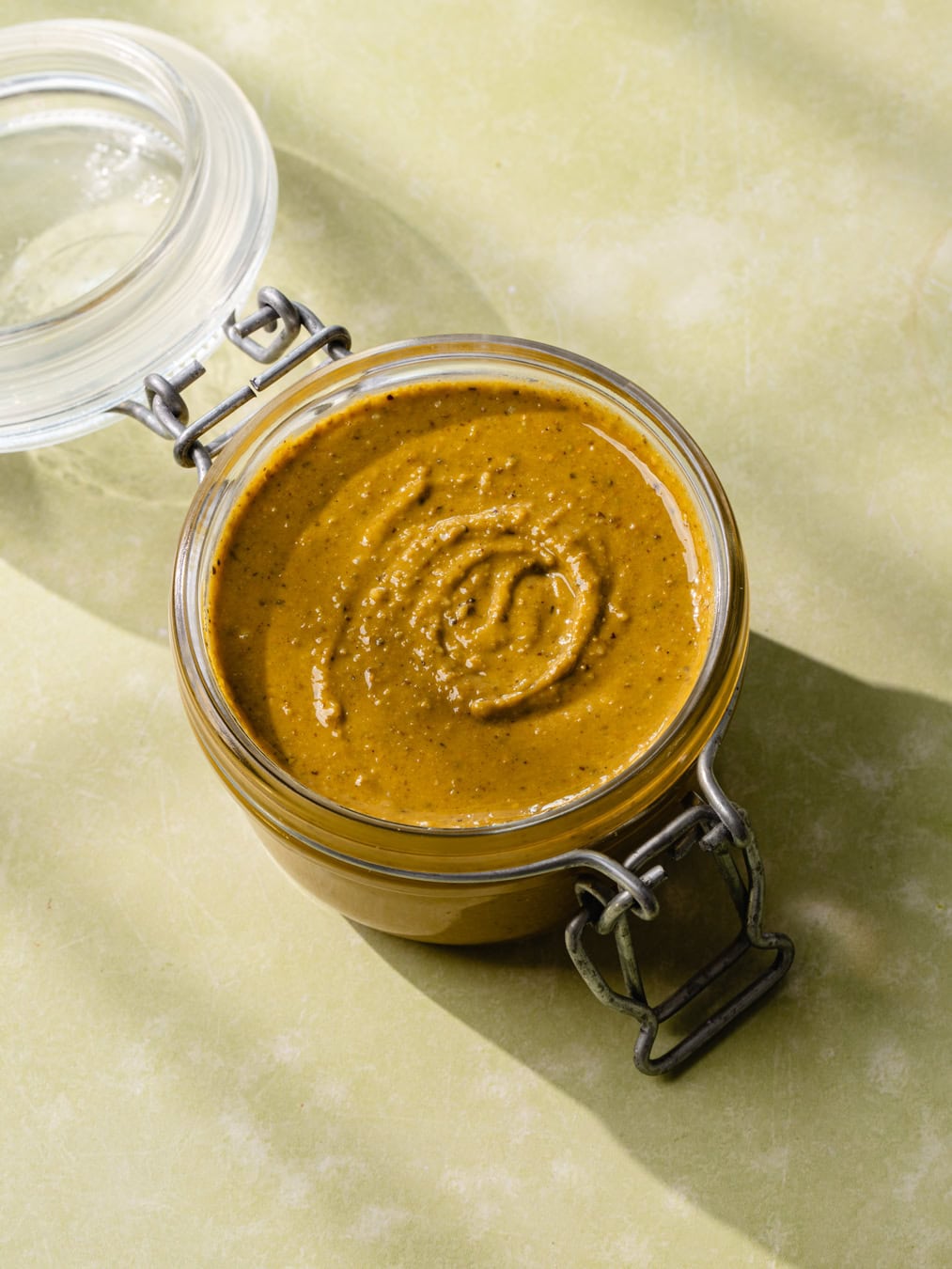 Pot en verre de pâte de pistache façon Pierre Hermé