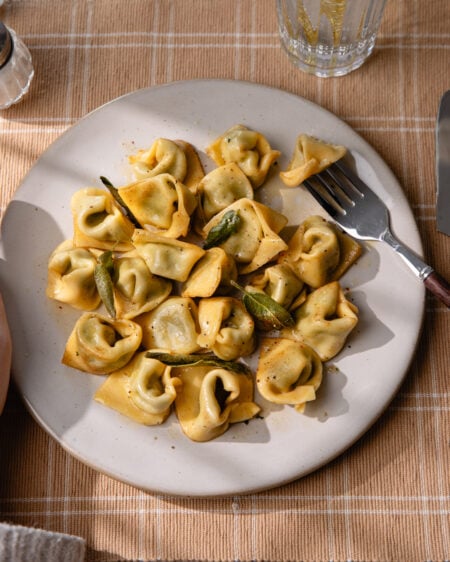 Ravioli ricotta épinards maison, beurre de sauge et vibes italiennes