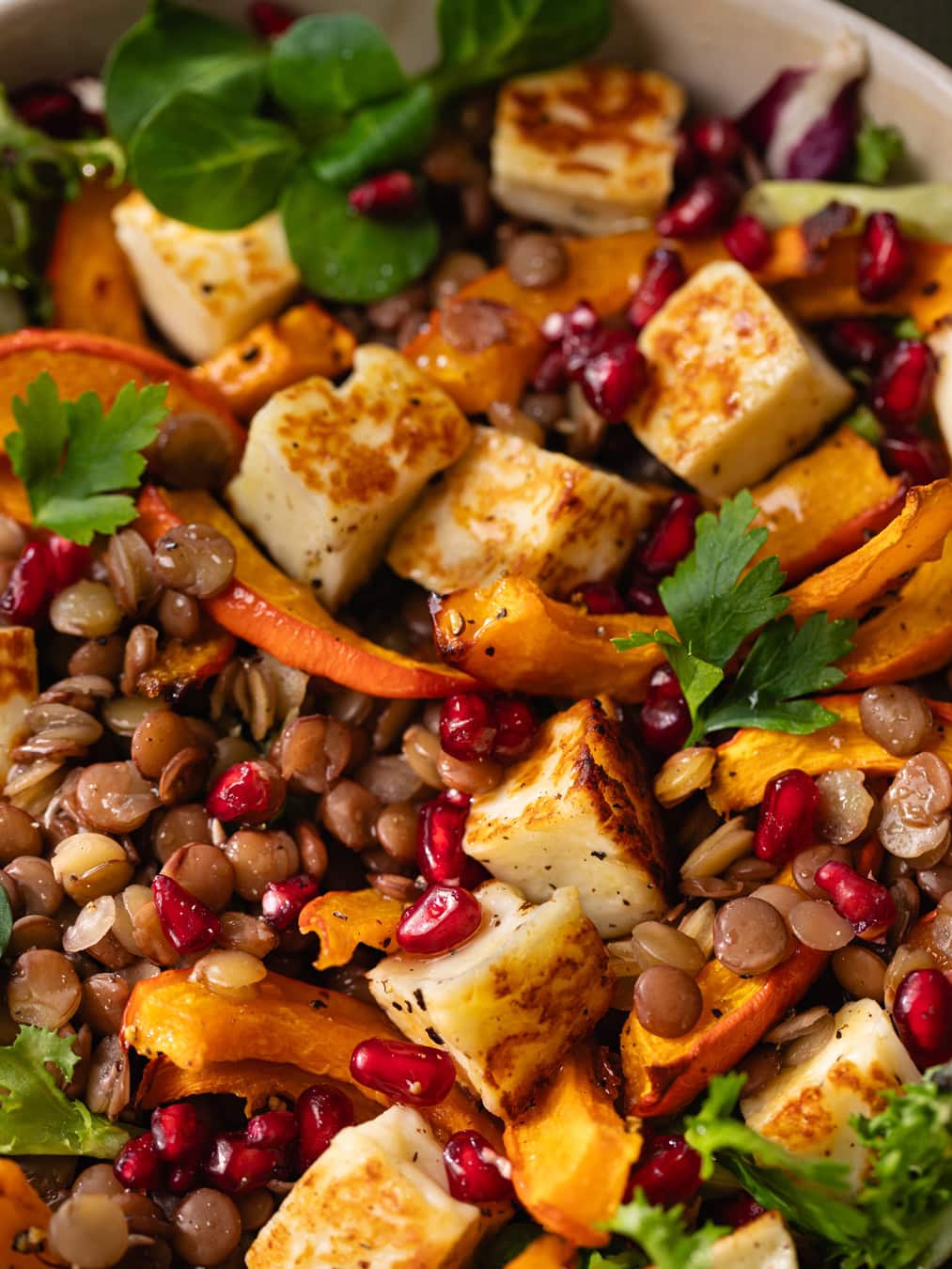 Salade de lentilles, potimarron rôti, halloumi grillé et grains de grenade