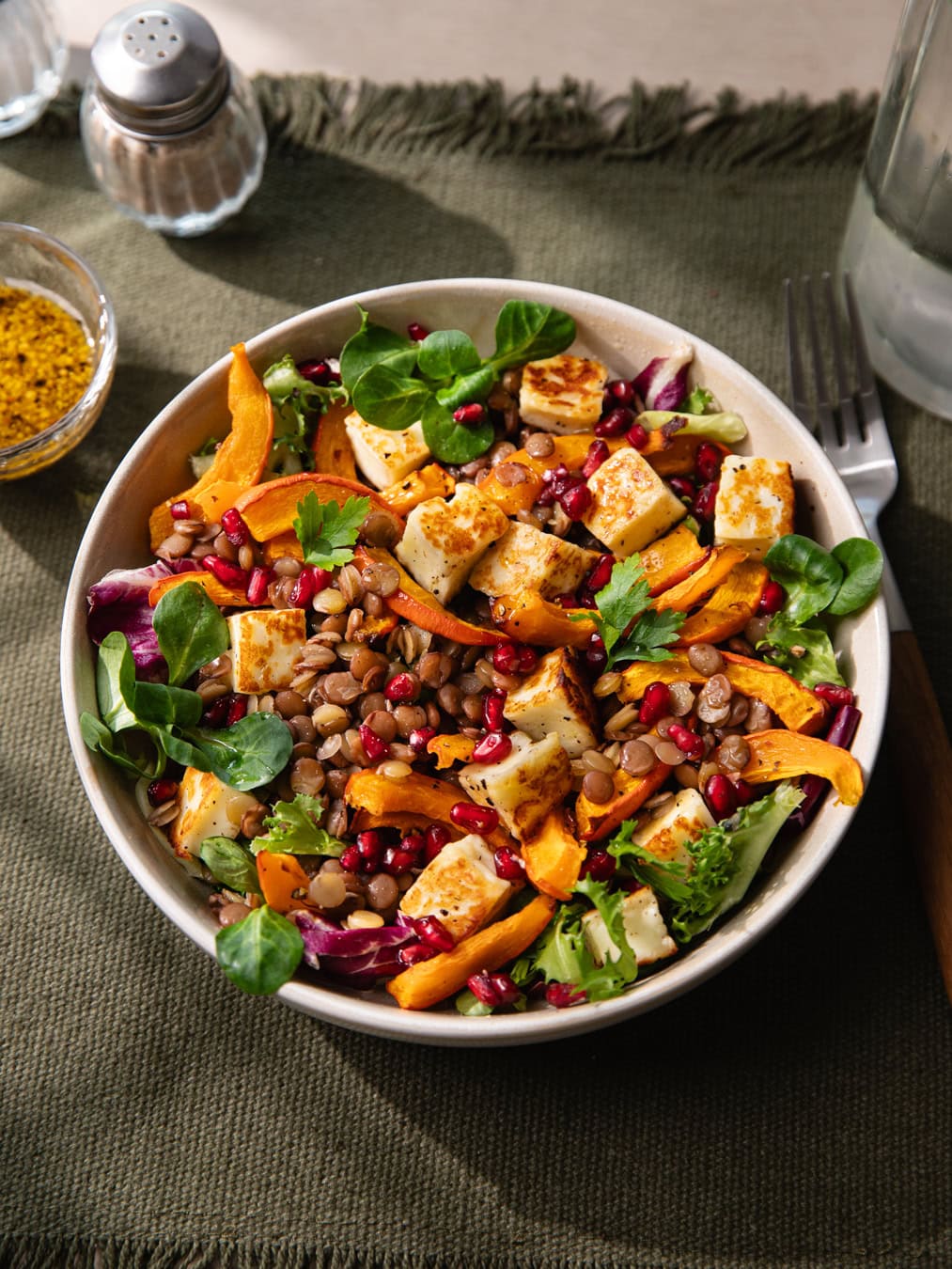 Salade de lentilles, potimarron rôti, halloumi grillé et grains de grenade