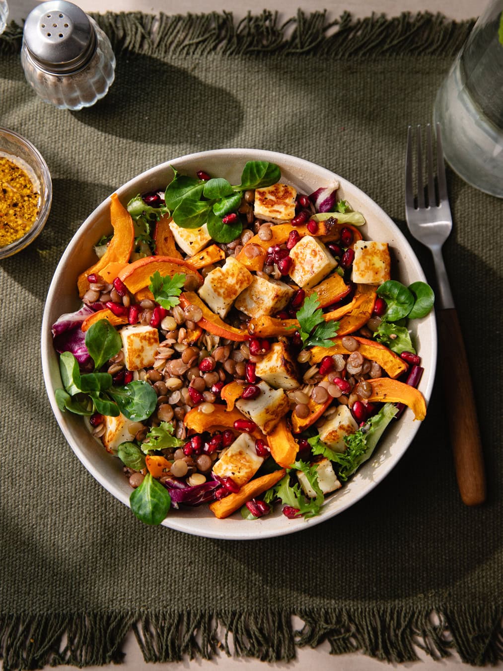 Salade de lentilles, potimarron rôti, halloumi grillé et grains de grenade