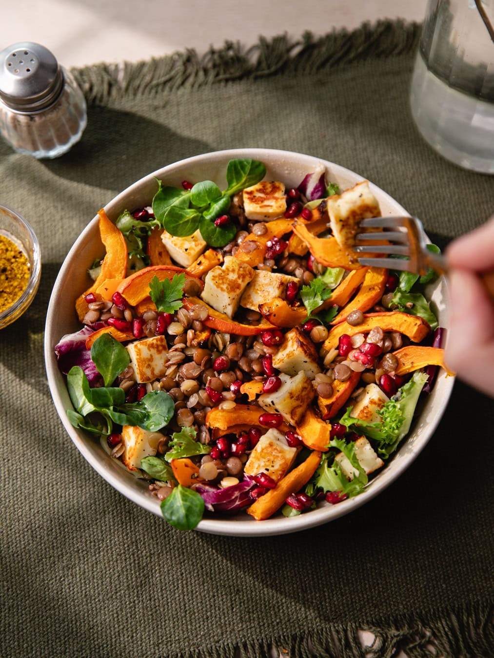 Salade de lentilles, potimarron rôti, halloumi grillé et grains de grenade