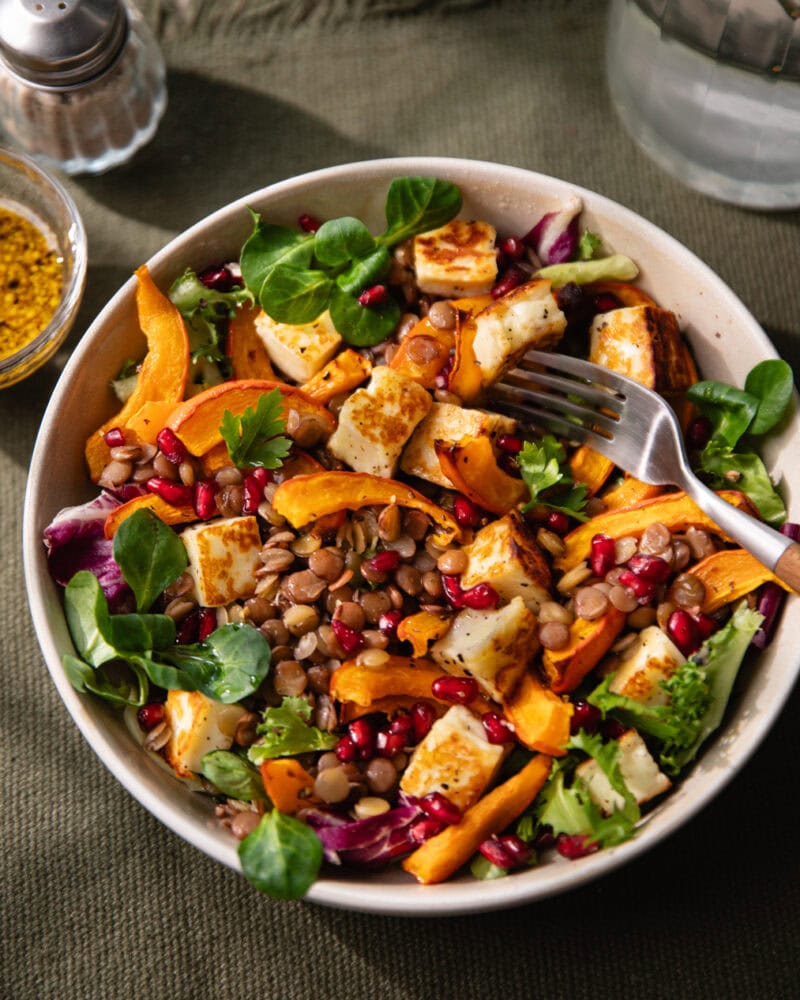 Salade sucrée-salée de lentilles, potimarron, halloumi et grenade !
