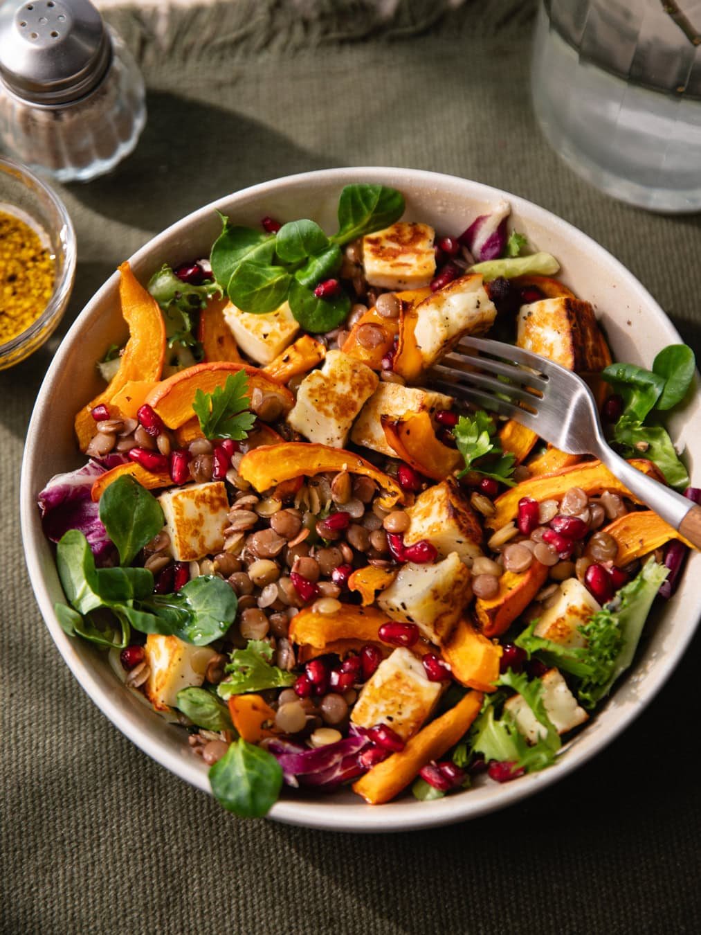 Salade sucrée-salée de lentilles, potimarron, halloumi et grenade !