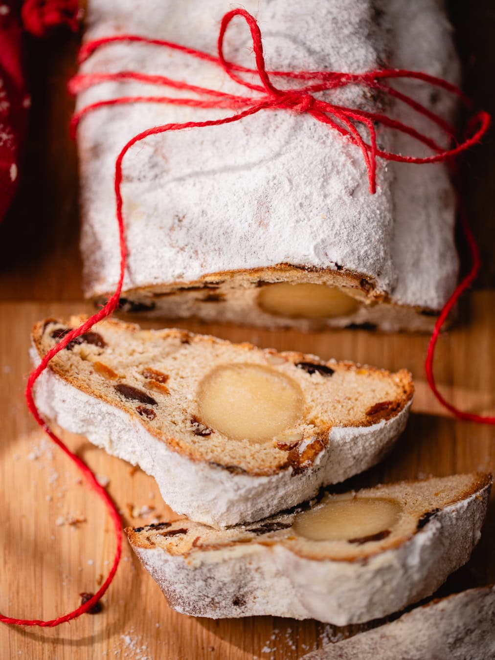 Stollen de Noël tranché sur une planche de bois