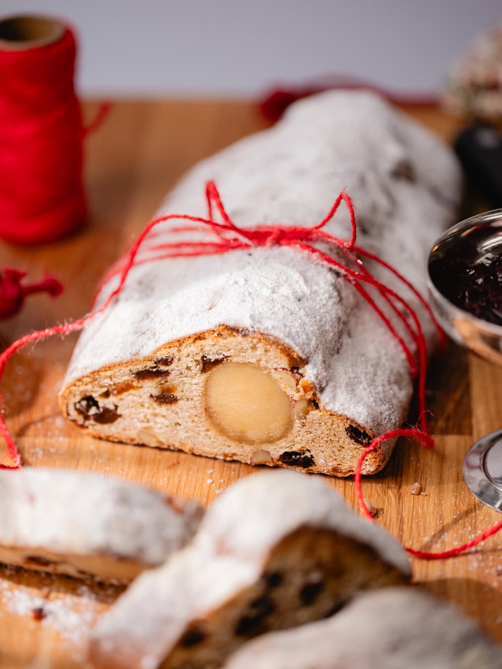 Stollen de Noël tranché sur une planche de bois
