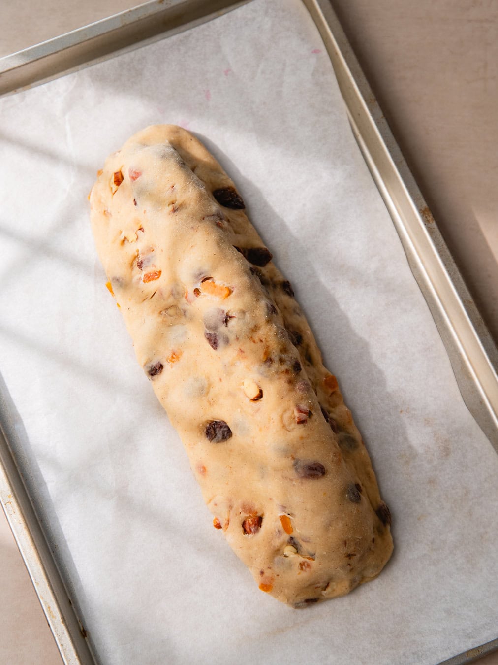Stollen de Noël tranché sur une planche de bois
