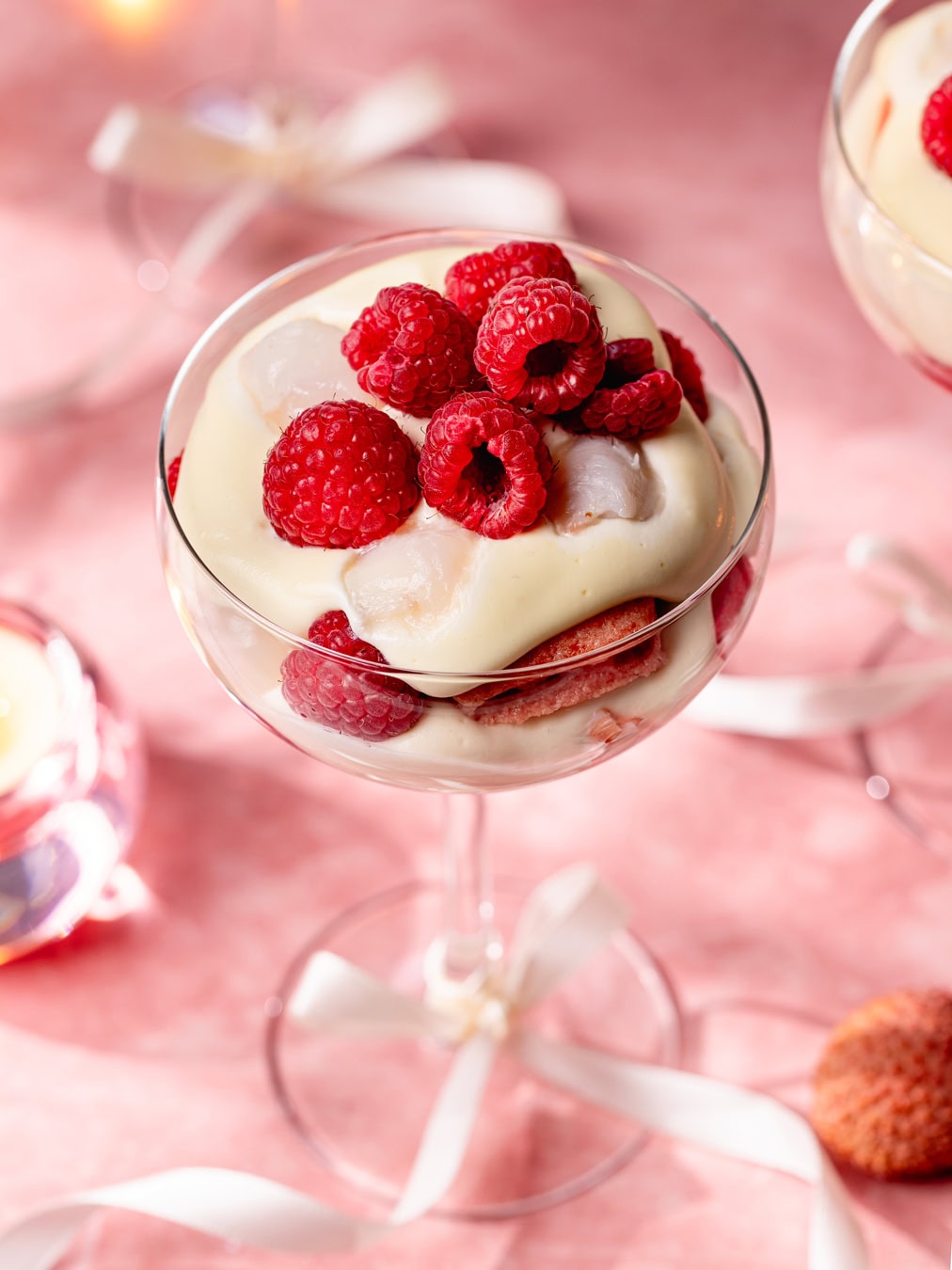 Coupes de tiramisu framboises et litchis aux biscuits roses de Reims