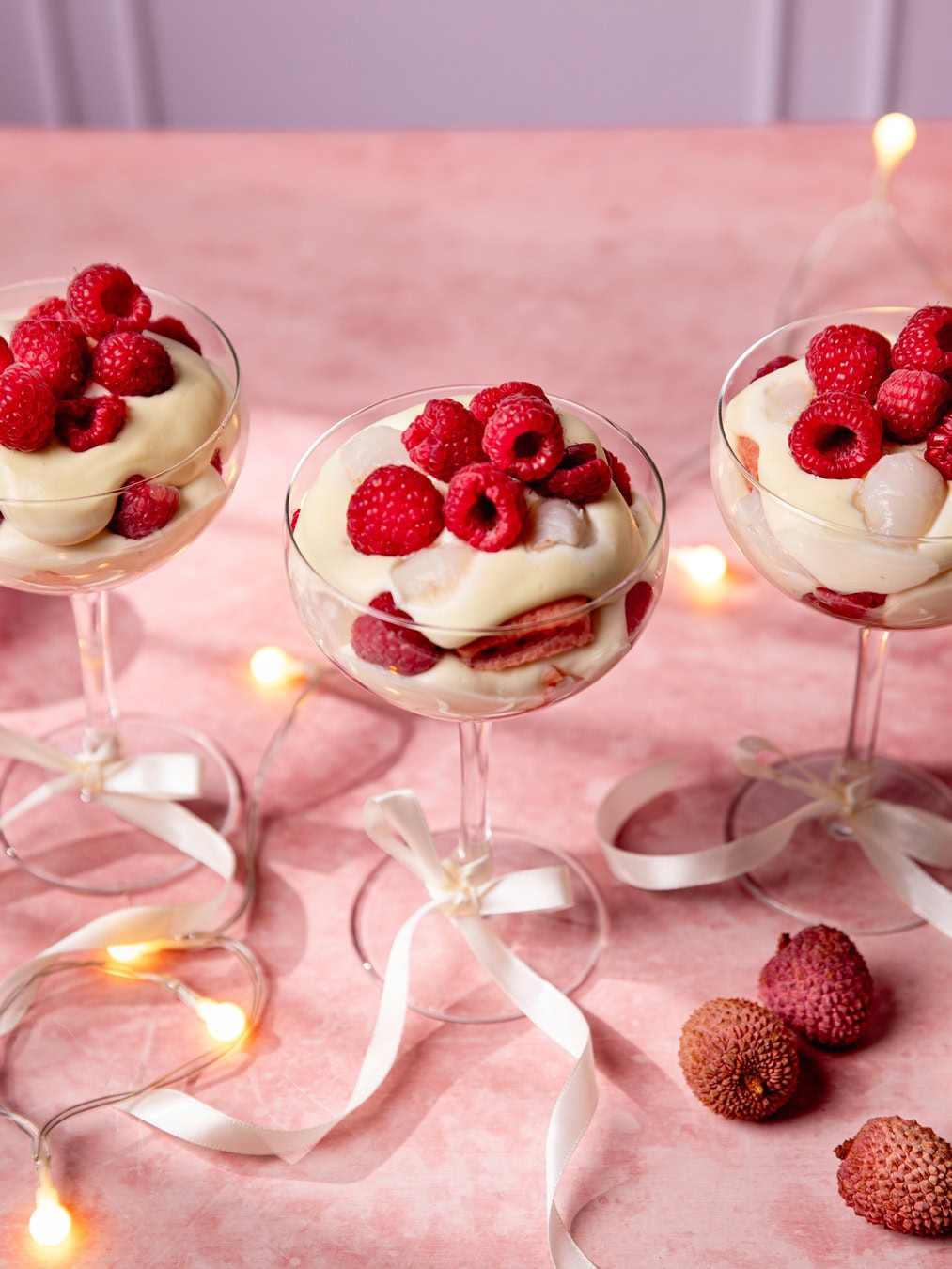Coupes de tiramisu framboises et litchis aux biscuits roses de Reims