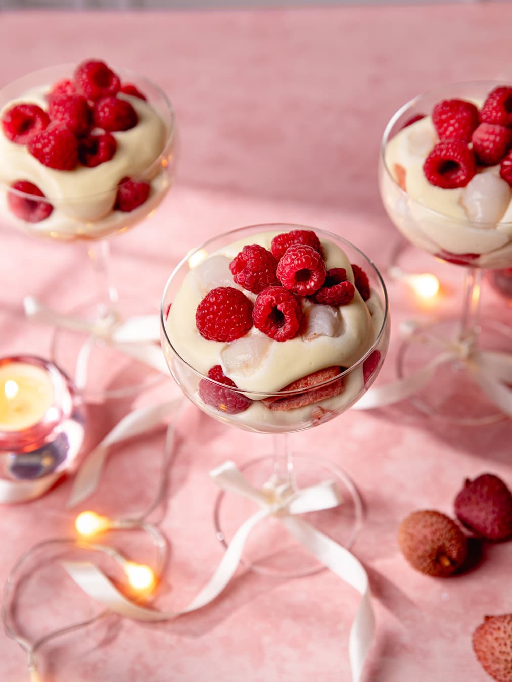 Coupes de tiramisu framboises et litchis aux biscuits roses de Reims