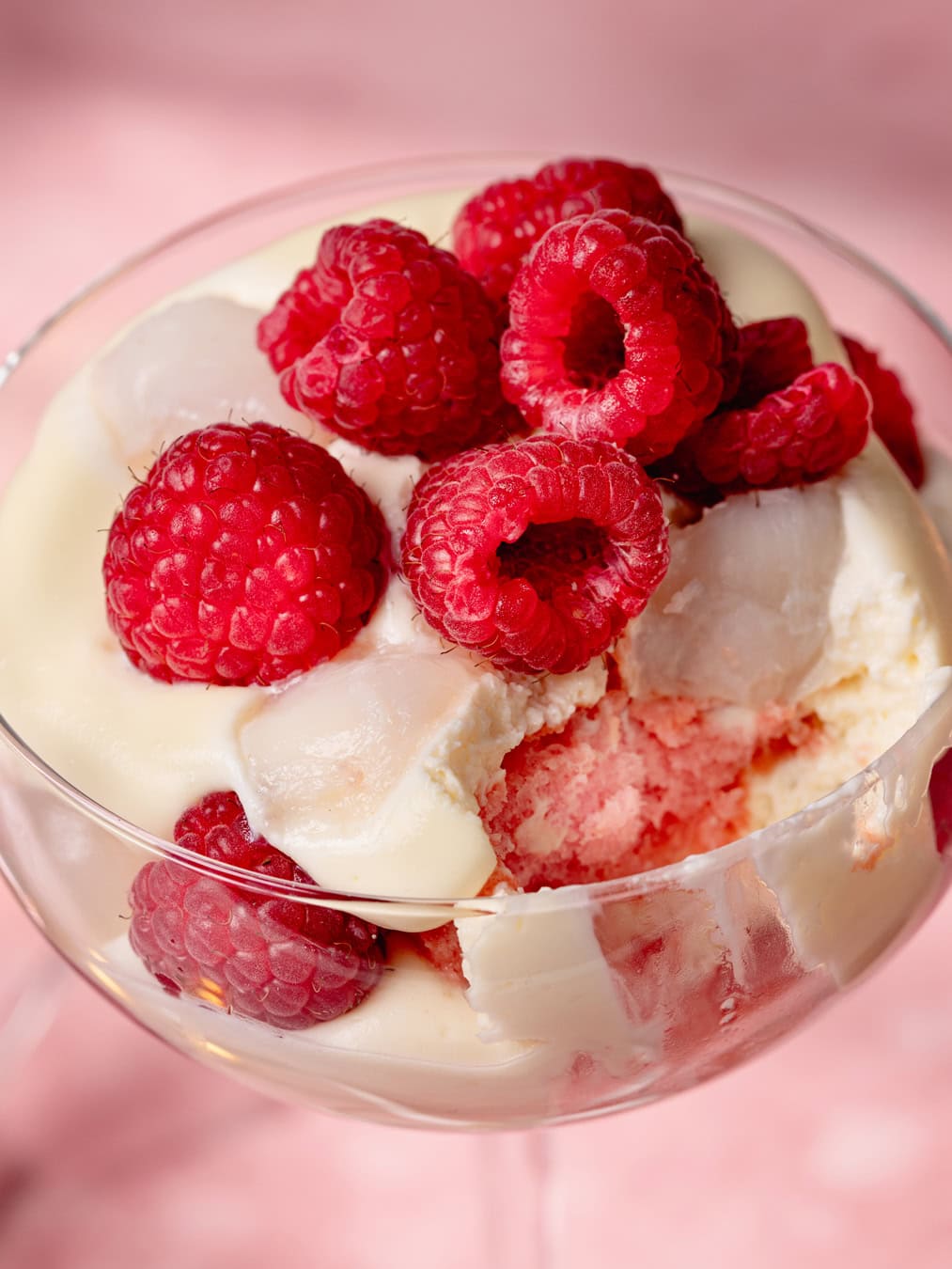 Coupes de tiramisu framboises et litchis aux biscuits roses de Reims