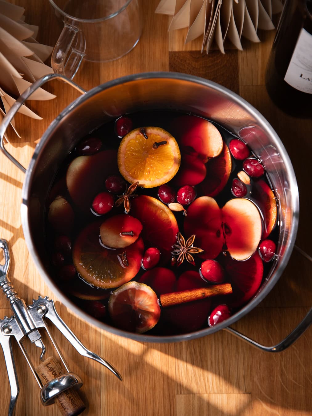 Vin chaud fait-maison dans une casserole en inox
