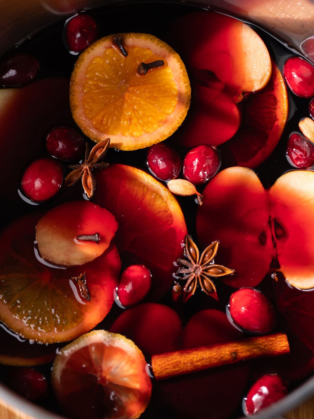 Vin chaud fait-maison dans une casserole en inox