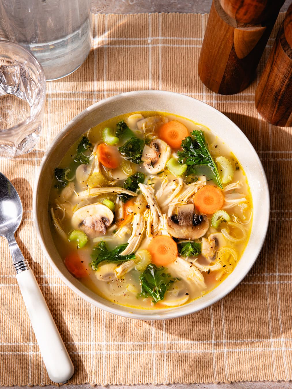Bol de soupe au poulet faible en calories