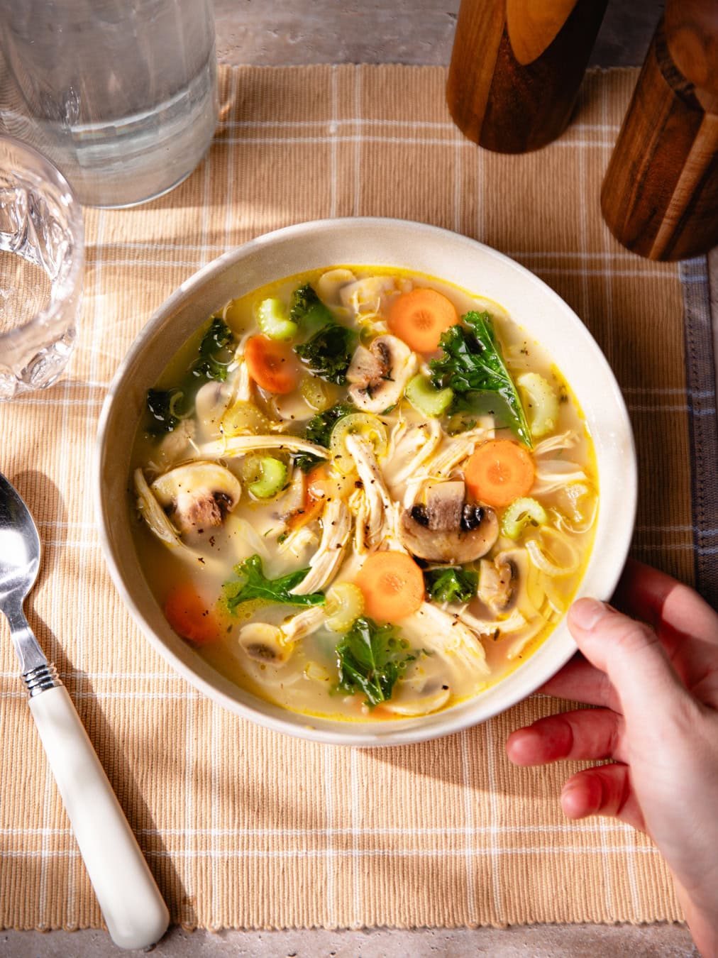 Bol de soupe au poulet faible en calories