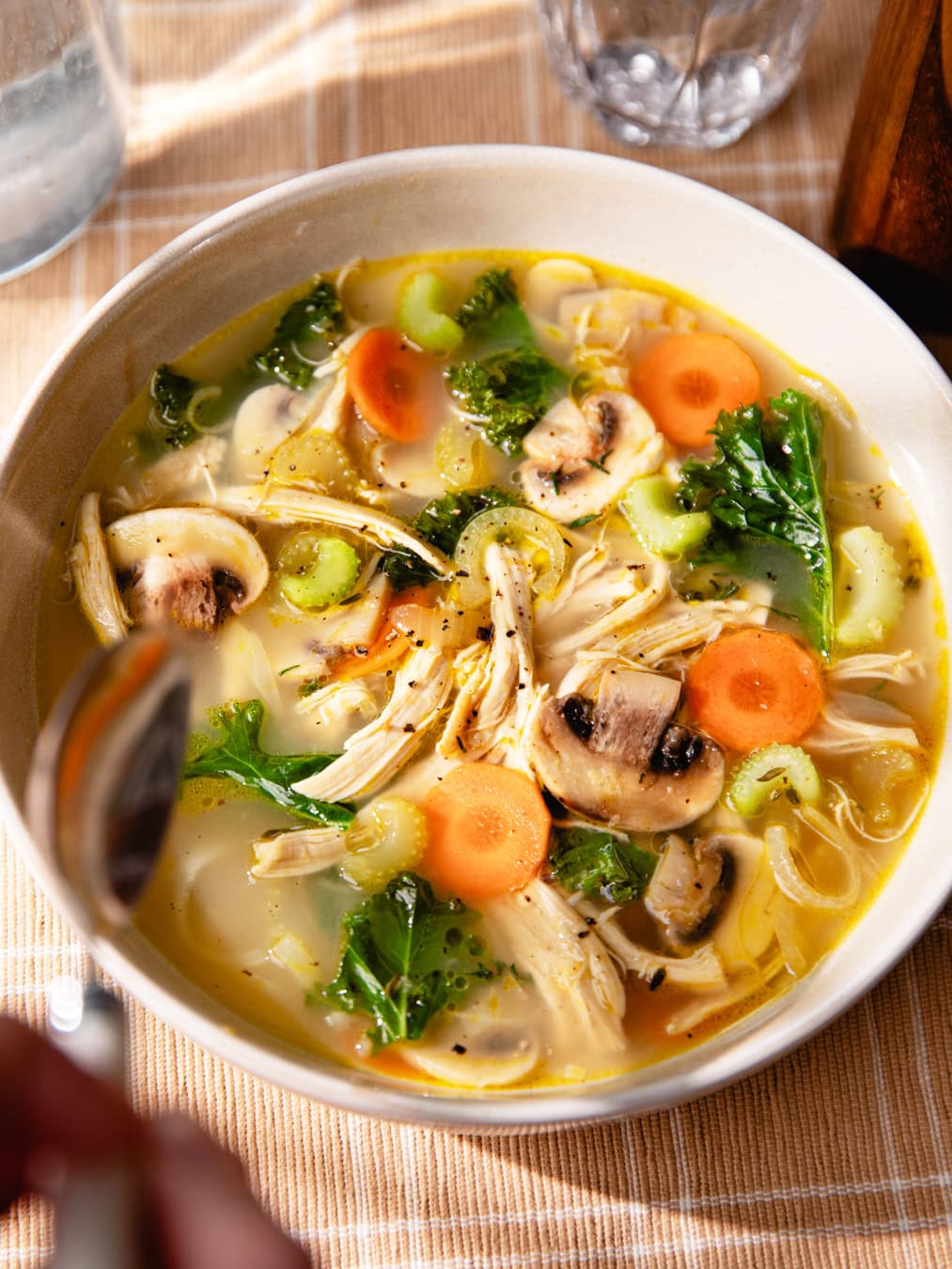 Bol de soupe au poulet faible en calories
