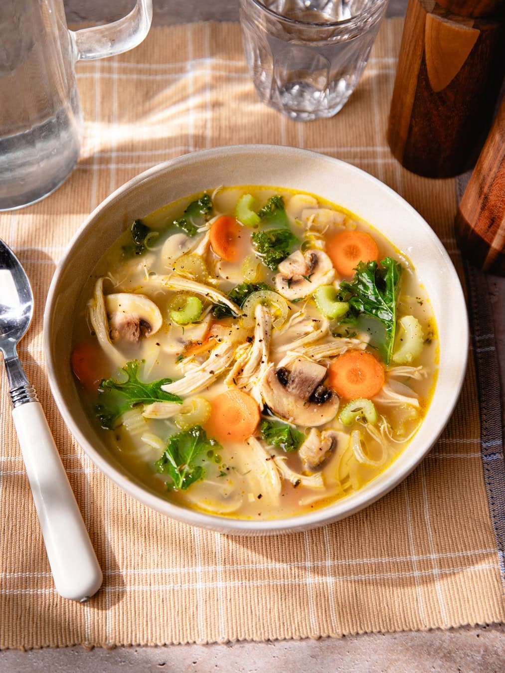 Bol de soupe au poulet faible en calories
