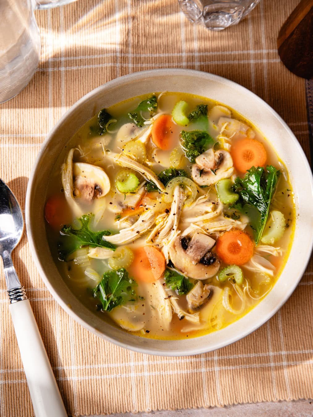 Bol de soupe au poulet faible en calories