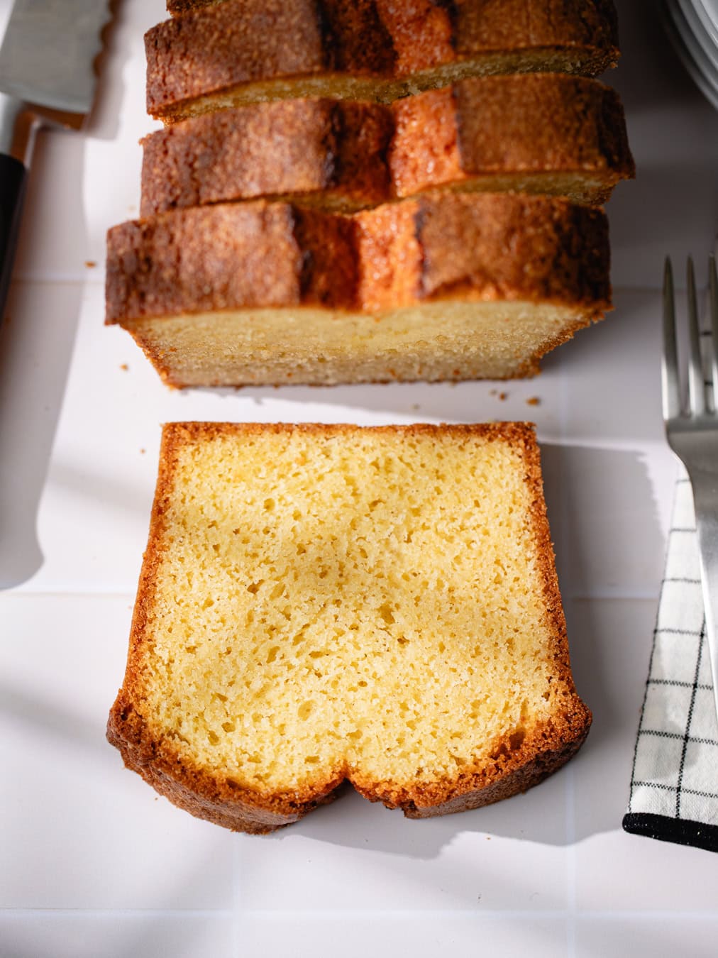 Cake quatre-quarts tranché