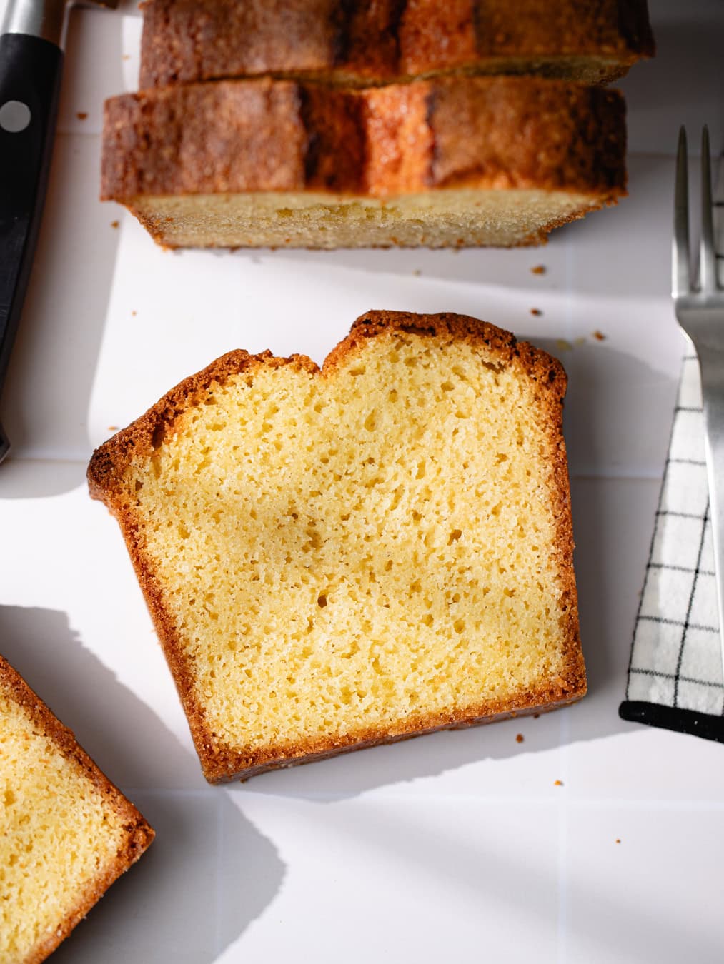 Cake quatre-quarts tranché