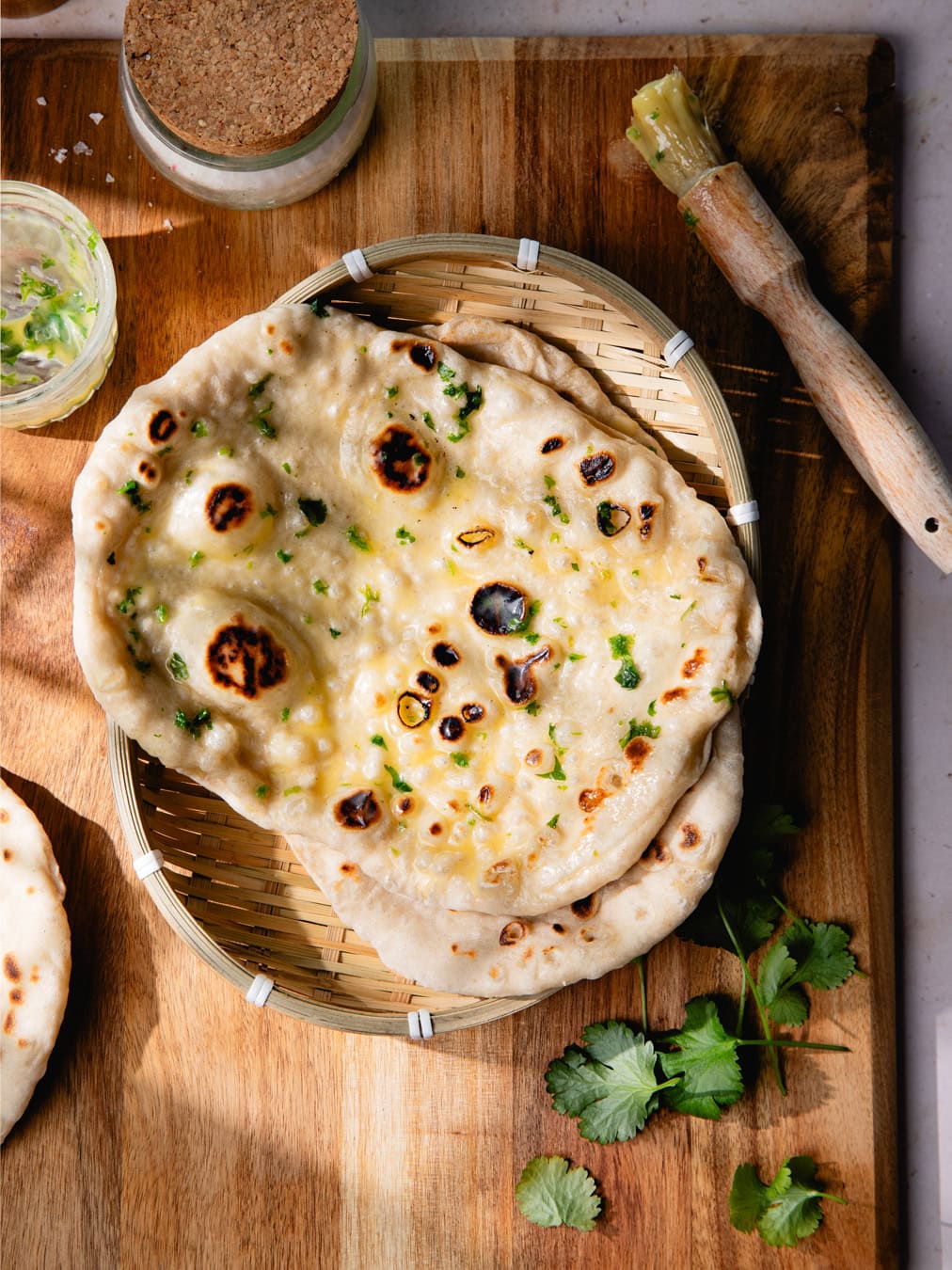 Naan maison avec beurre de coriandre fraîche