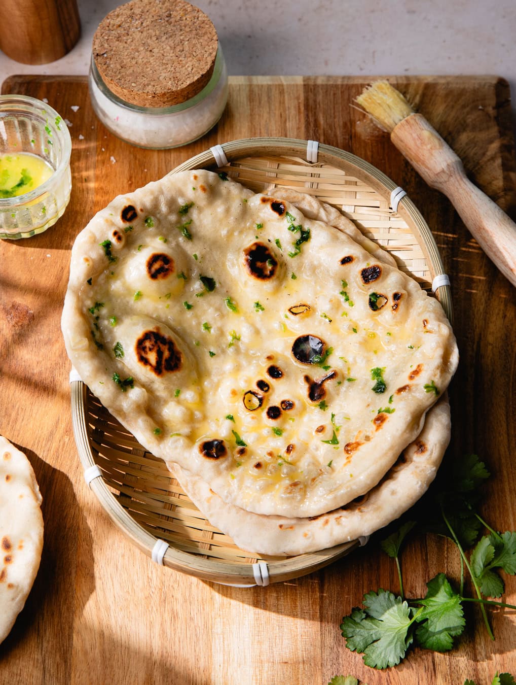 Naan maison avec beurre de coriandre fraîche