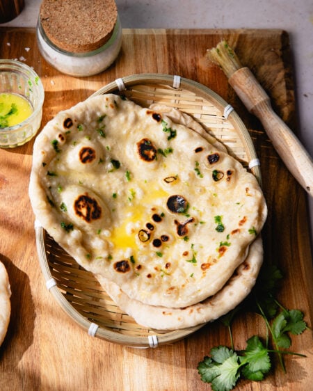 La recette authentique des pains naan maison à la poêle !