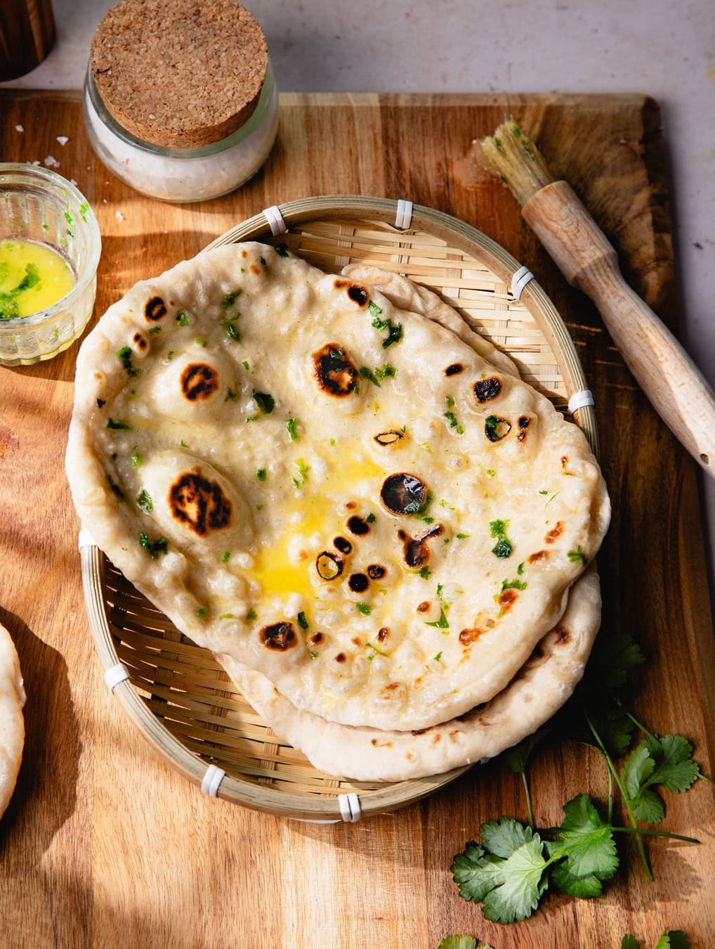Naan maison avec beurre de coriandre fraîche