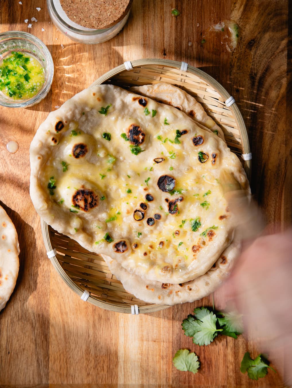 Naan maison avec beurre de coriandre fraîche