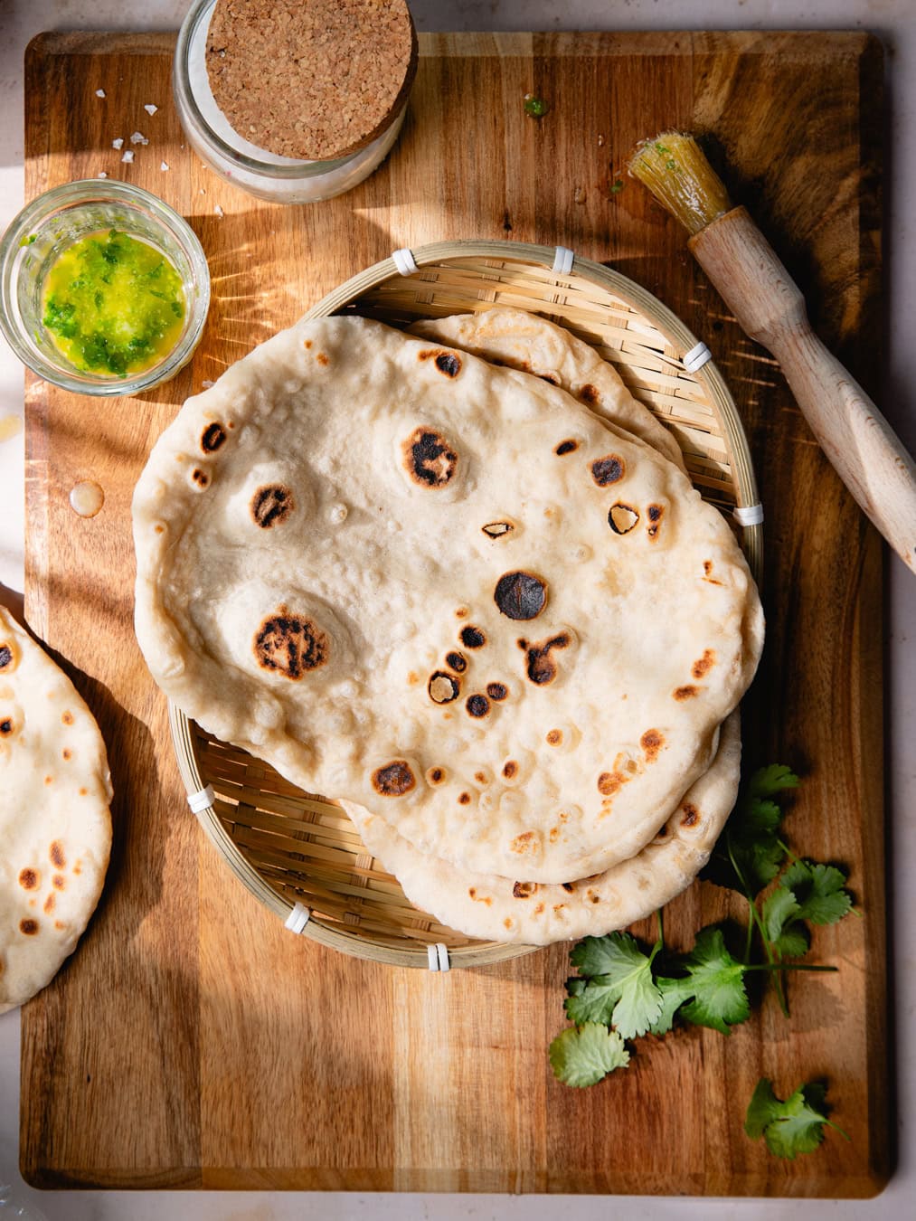 Naan maison avec beurre de coriandre fraîche
