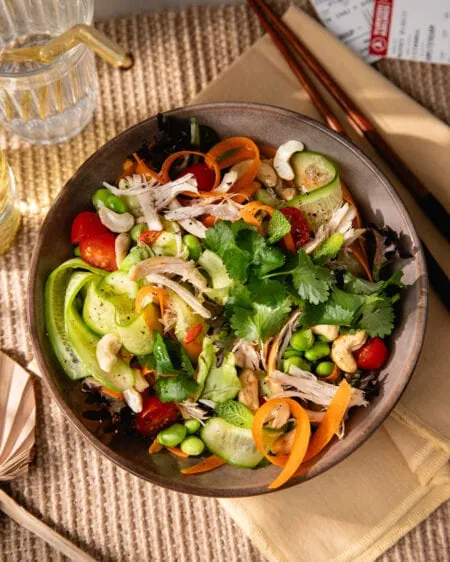 La salade à la thaïlandaise au poulet, fraîche et protéinée !