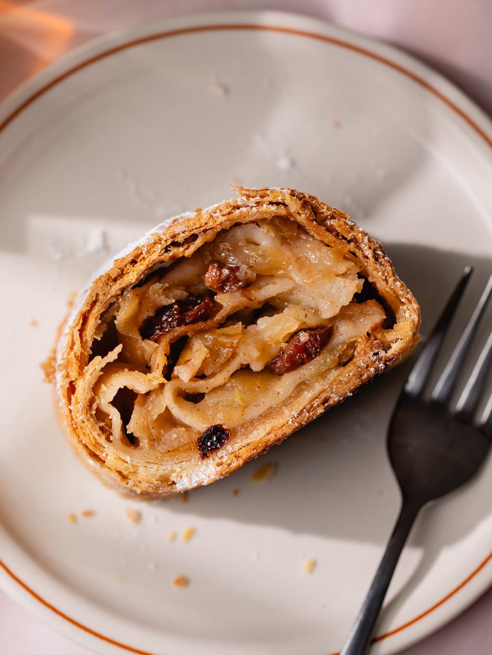 Tranche de studel aux pommes sur une assiette