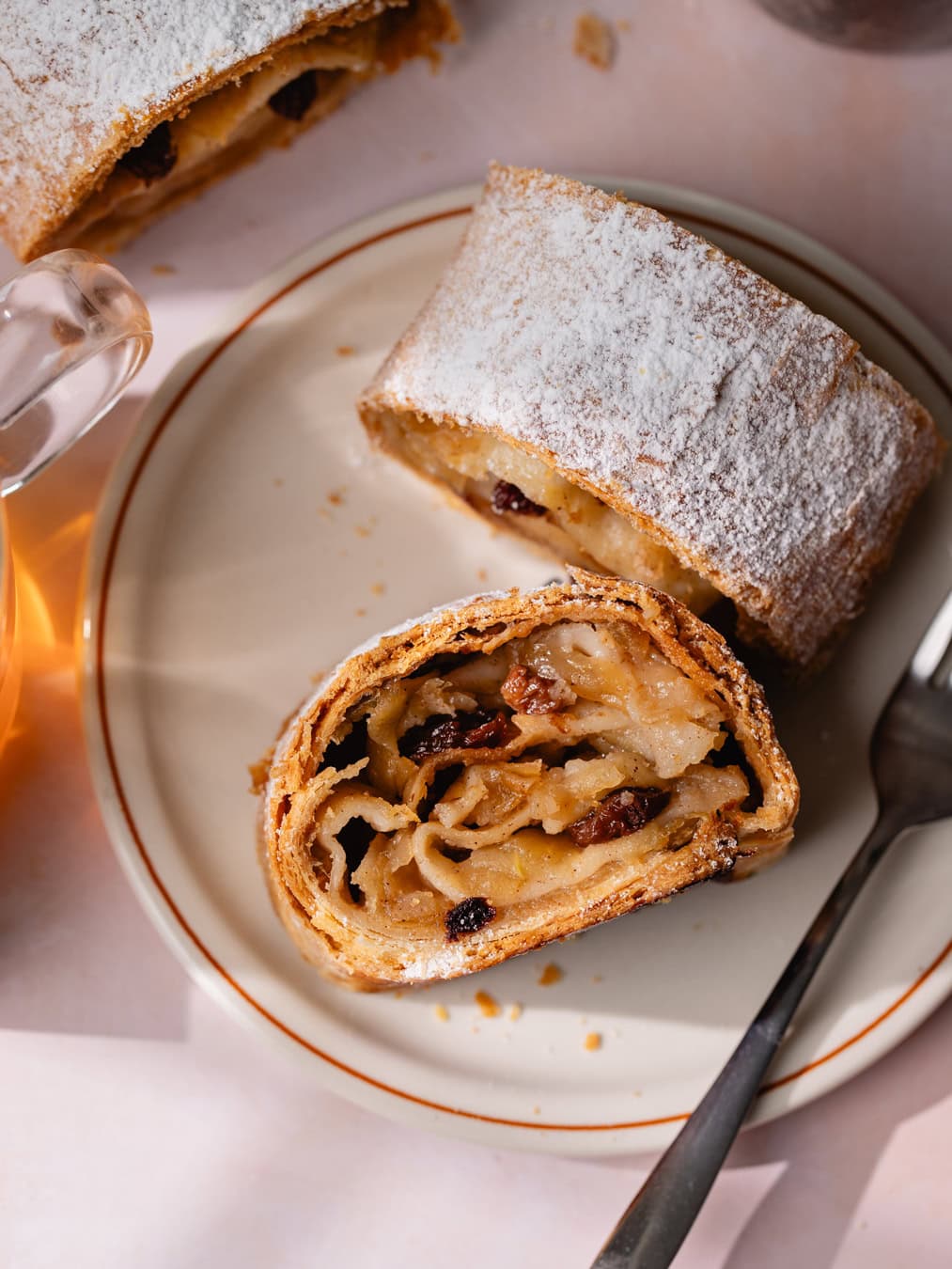 Tranches de studel aux pommes sur une assiette
