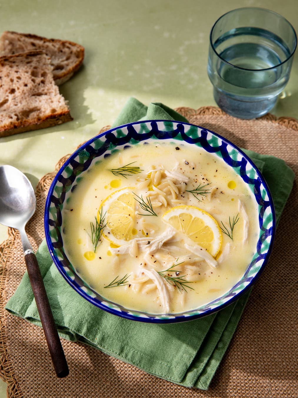 Bol de soupe grecque avgolemono (poulet-citron)