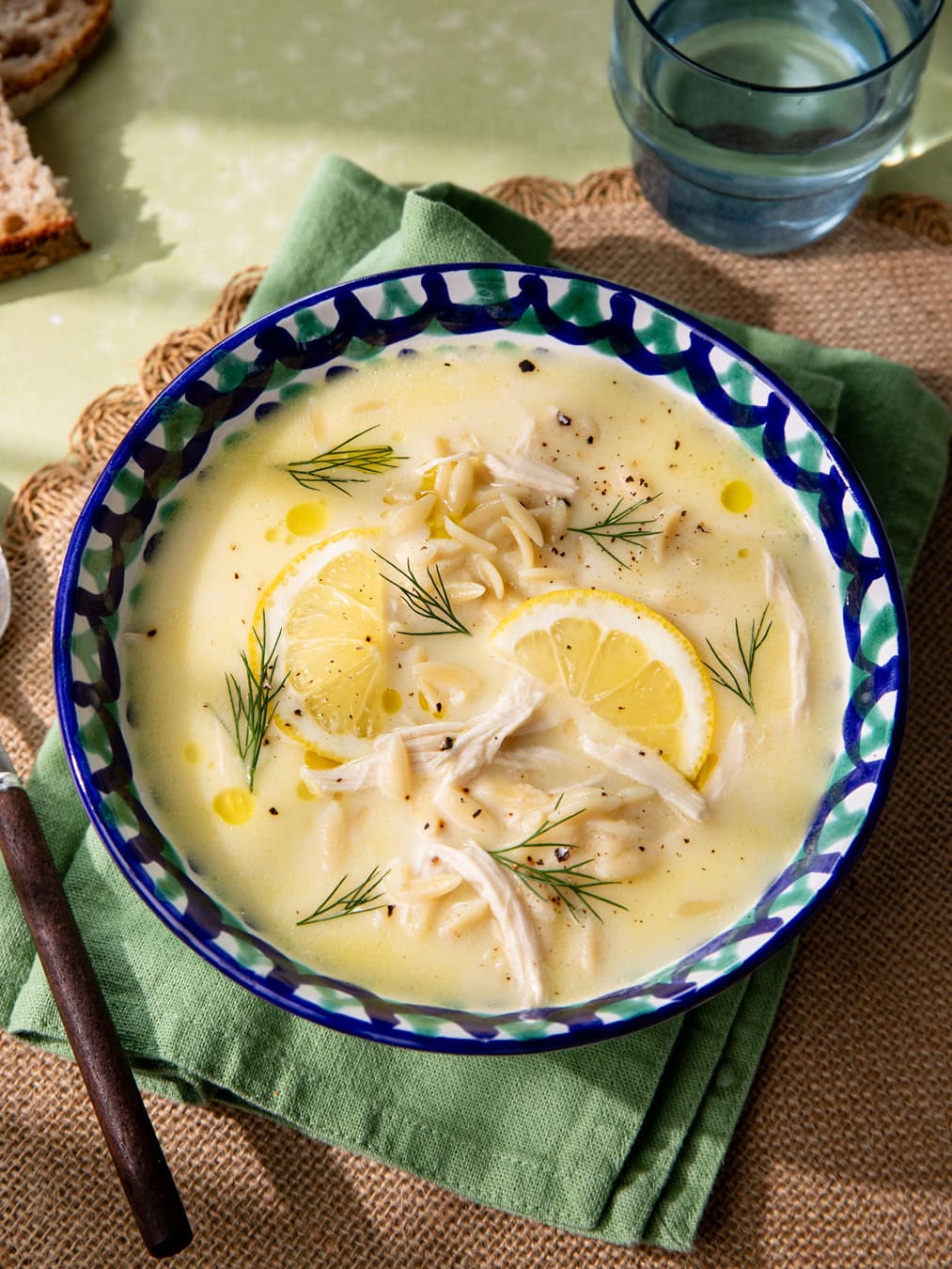 Bol de soupe grecque avgolemono (poulet-citron)
