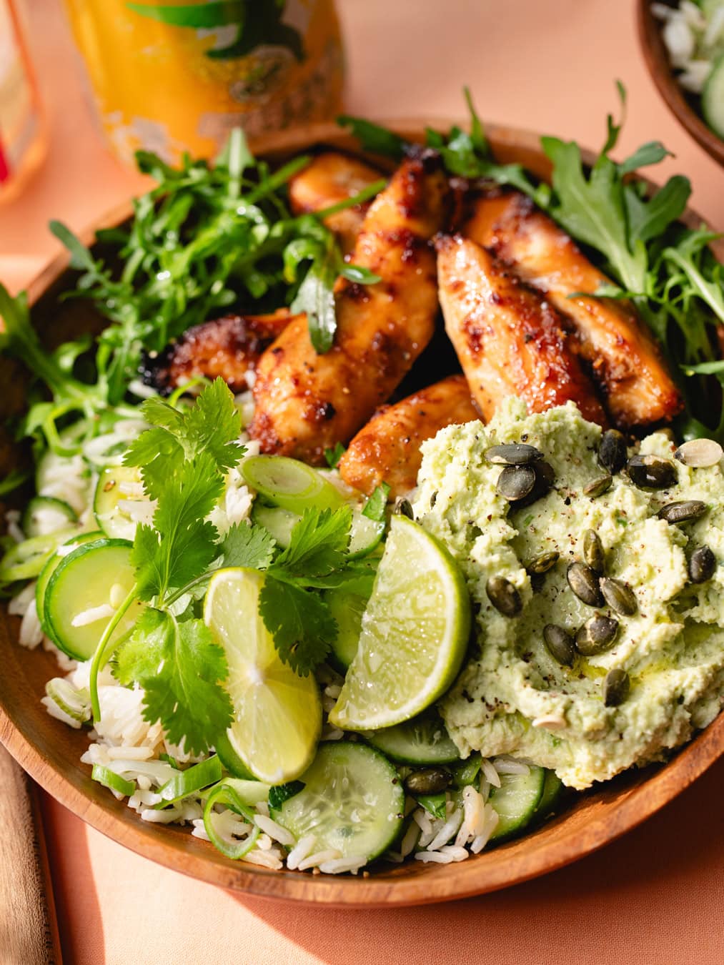 Bol protéiné au poulet miso, salade de riz et houmous d'edamame