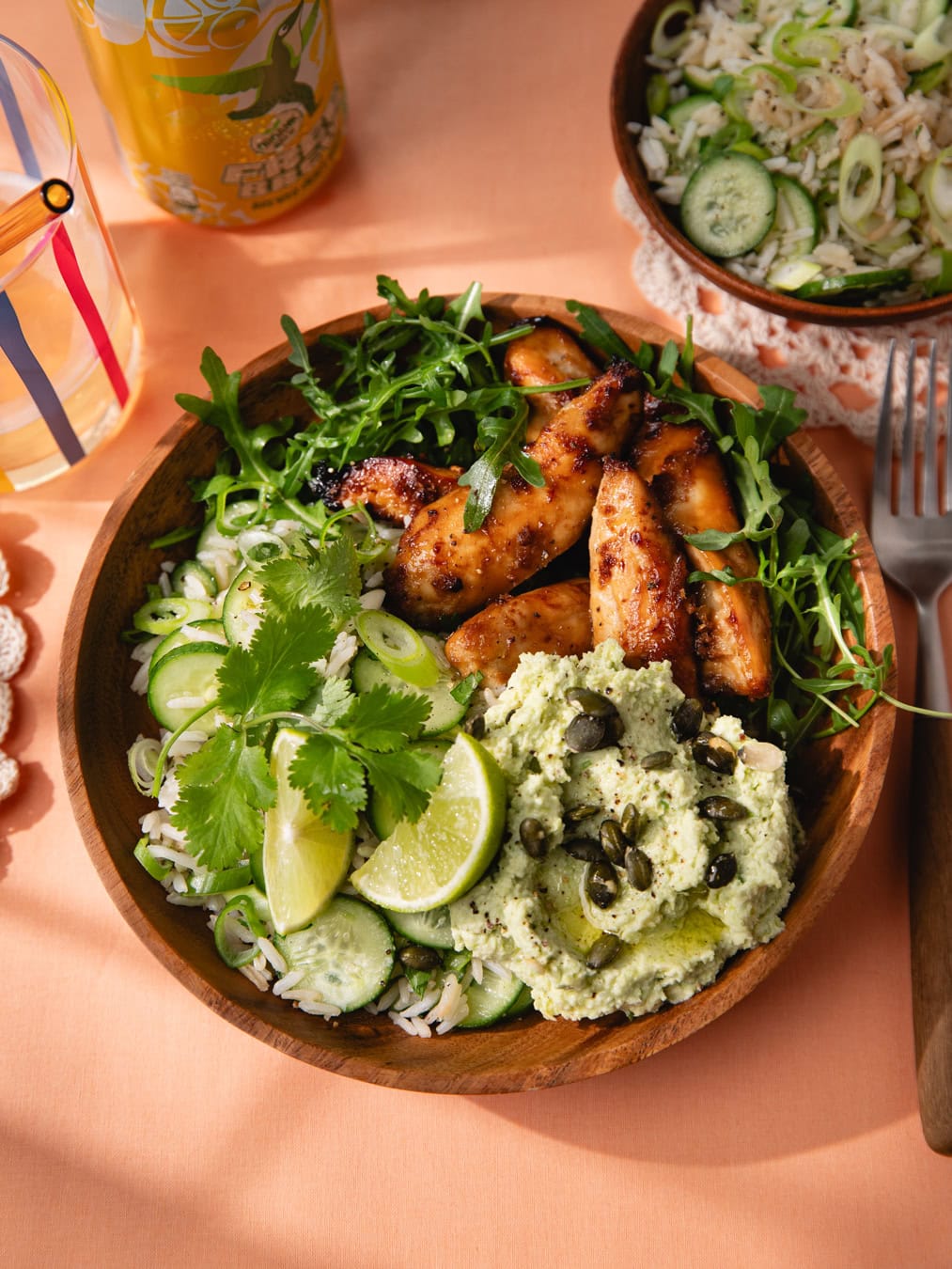 Bol protéiné au poulet miso, salade de riz et houmous d'edamame
